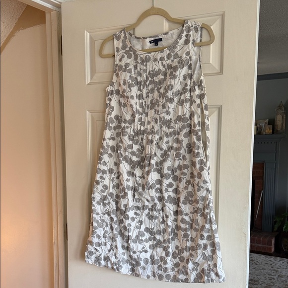 GAP Dresses & Skirts - GAP White and Gray Floral Dress with side pockets